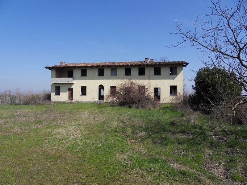 Casa isolata sulle colline a Conzano a Alessandria in Vendita