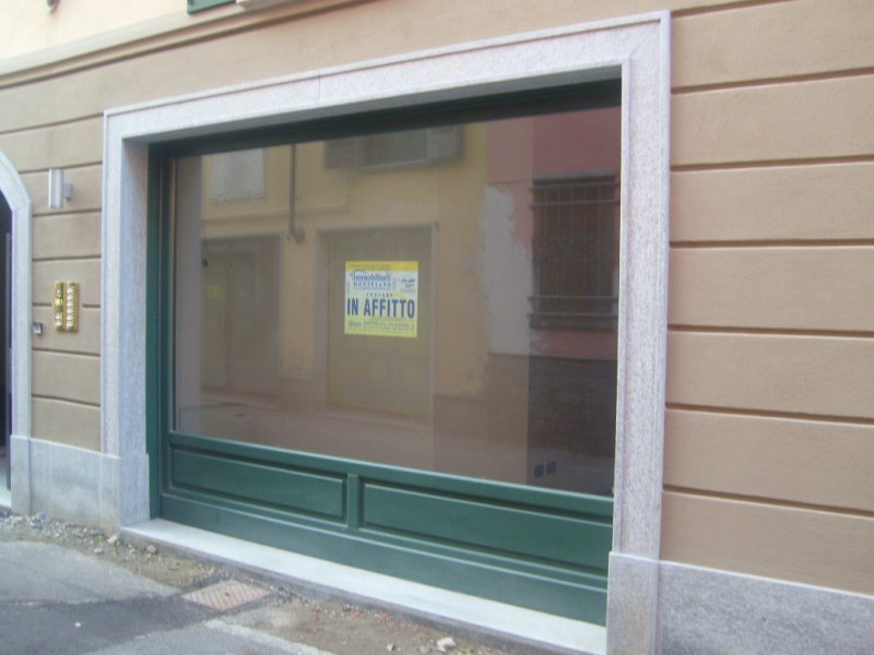Negozio ufficio studio a Santhia' a Vercelli in Affitto