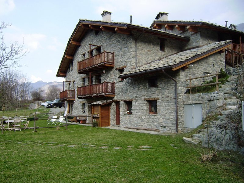In villaggio valdostano a Saint-Vincent a Valle d'Aosta in Vendita