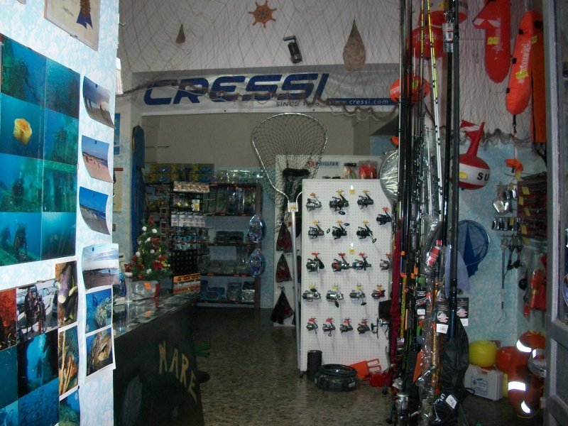 Negozio di attrezzatura per pesca a Surbo a Lecce in Vendita