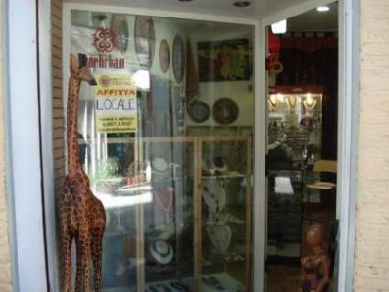 Locale commerciale con vetrina a Vasto a Chieti in Affitto