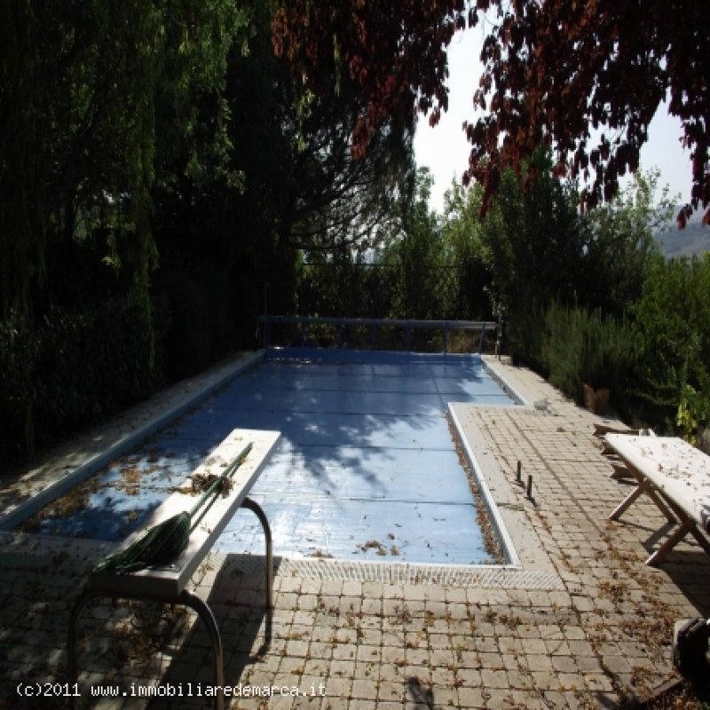 Villa con piscina immersa nel verde con dpendance a Potenza in Vendita