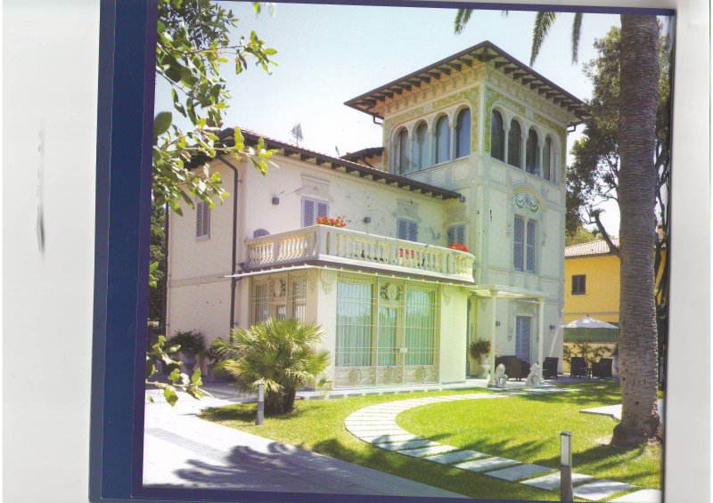Villa liberty fronte mare a Forte dei Marmi a Lucca in Vendita