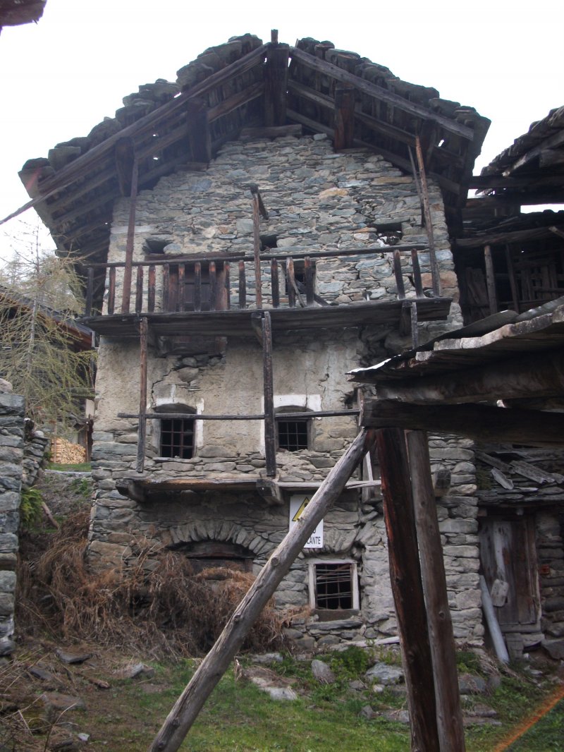 Rustico in pietra frazione Triatel Torgnon a Valle d'Aosta in Vendita