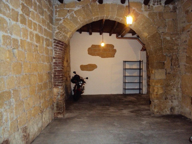 Garage in via Divisi nel centro storico a Palermo in Affitto