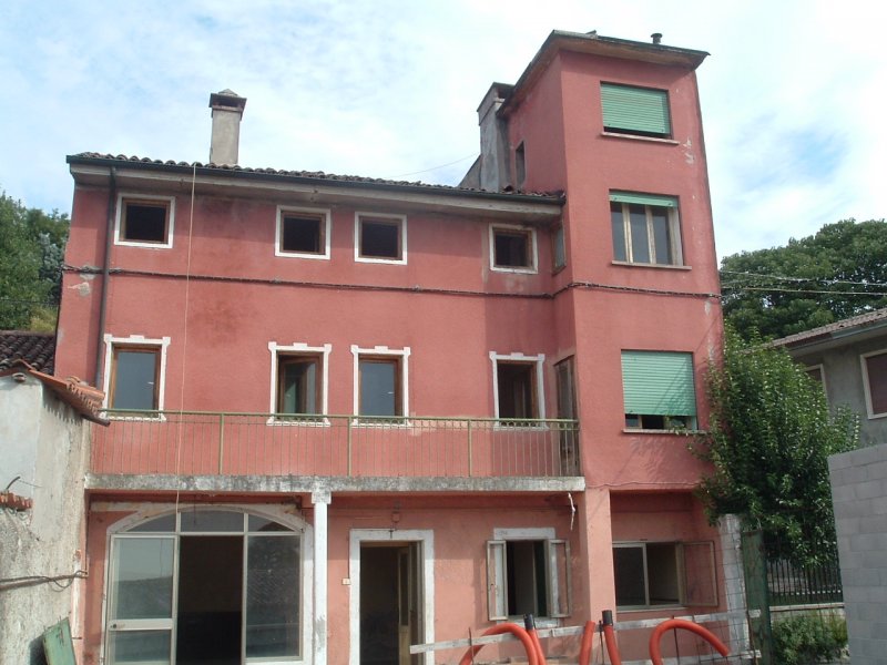 Villa indipendente da ristrutturare a Lonigo a Vicenza in Vendita