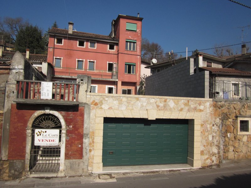 Villa indipendente da ristrutturare a Lonigo a Vicenza in Vendita