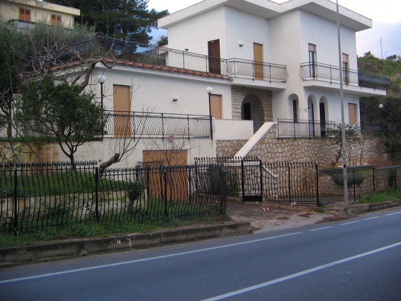 Villa con patio ad Altavilla Milicia a Palermo in Vendita