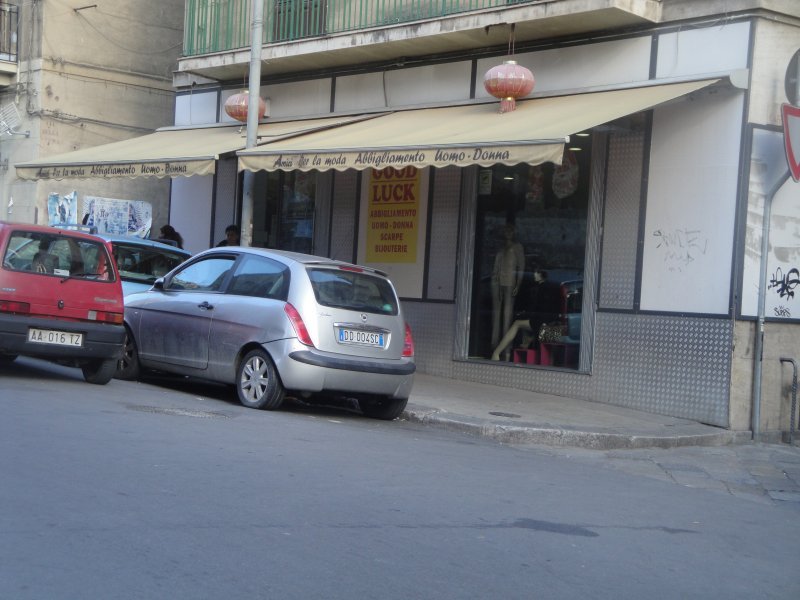 Locale vicino tribunale in via Papireto a Palermo in Vendita