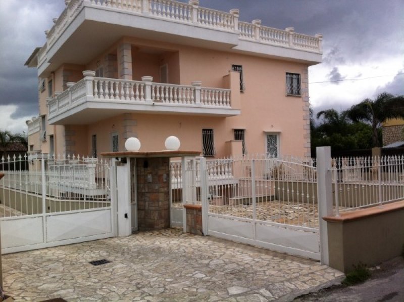 Villa indipendente in Via Berardinetti  a Salerno in Vendita