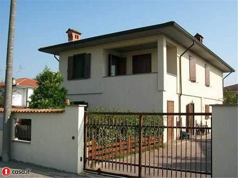 Villa singola con taverna a Tromello a Pavia in Vendita