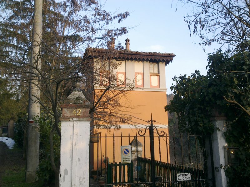 Casa ottocentesca con torre a Rivergaro a Piacenza in Vendita