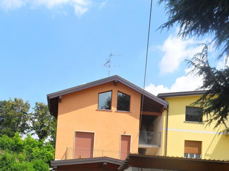 Casa con tre appartamenti a Veduggio con Colzano a Monza e della Brianza in Vendita
