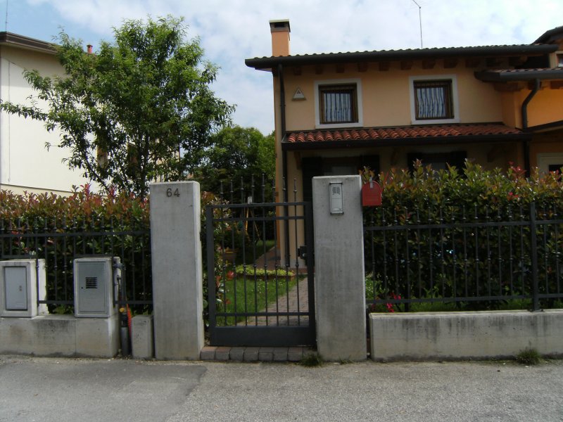 A Paese in zona residenziale ben servita a Treviso in Vendita