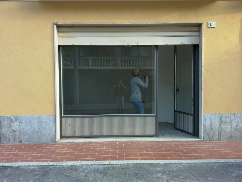 Piccolo locale con vetrata a Pray a Biella in Affitto