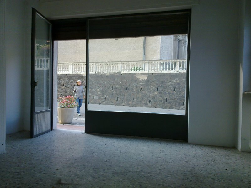 Piccolo locale con vetrata a Pray a Biella in Affitto