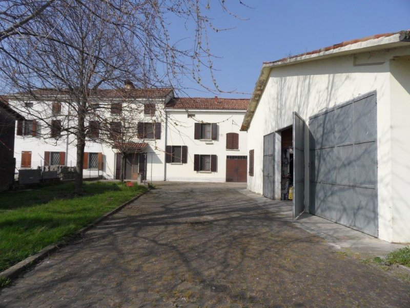 Casa di campagna a Boretto a Reggio nell'Emilia in Vendita