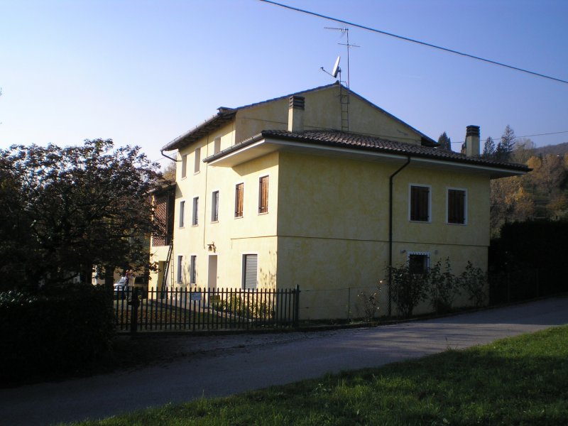 Rustico in soleggiata zona a Cavaso del Tomba a Treviso in Vendita