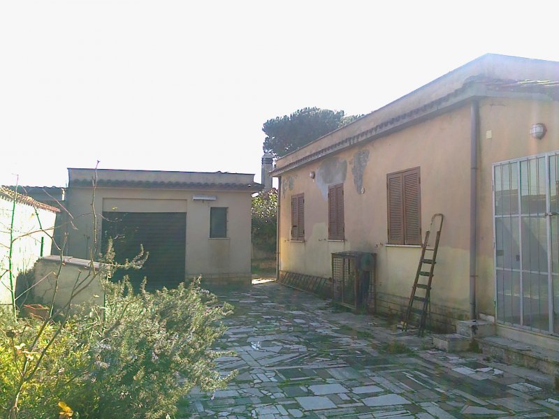 Villa vicino ai centri di Pomezia e Aprilia a Roma in Vendita
