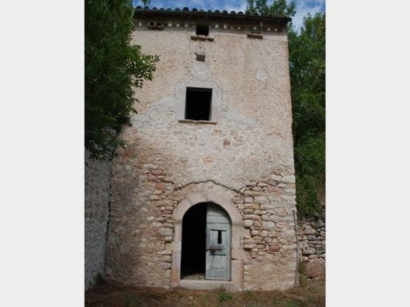 Torretta in pietra nella vallata della Valnerina a Perugia in Vendita