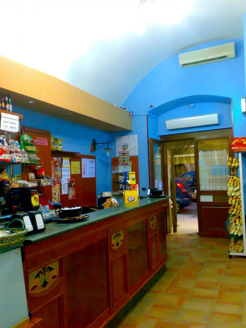 Cedesi avviata attivit bar caffetteria a Bari in Vendita
