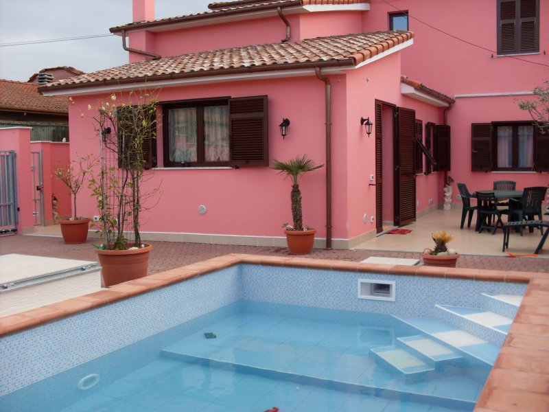 Villa trifamiliare indipendente con piscina a Massa-Carrara in Vendita