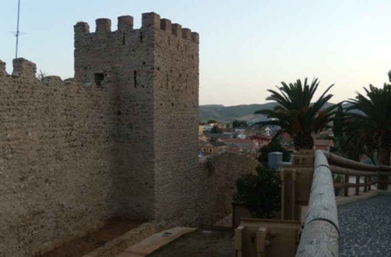 Vendesi castello ad una torre a Milazzo a Messina in Vendita