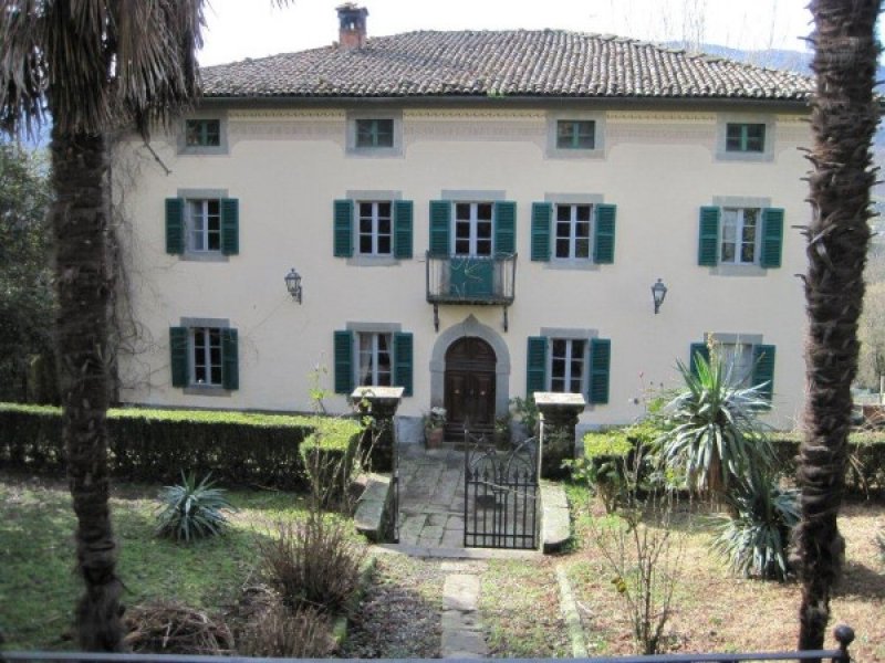 Villa antica a Castiglione di Garfagnana a Lucca in Vendita
