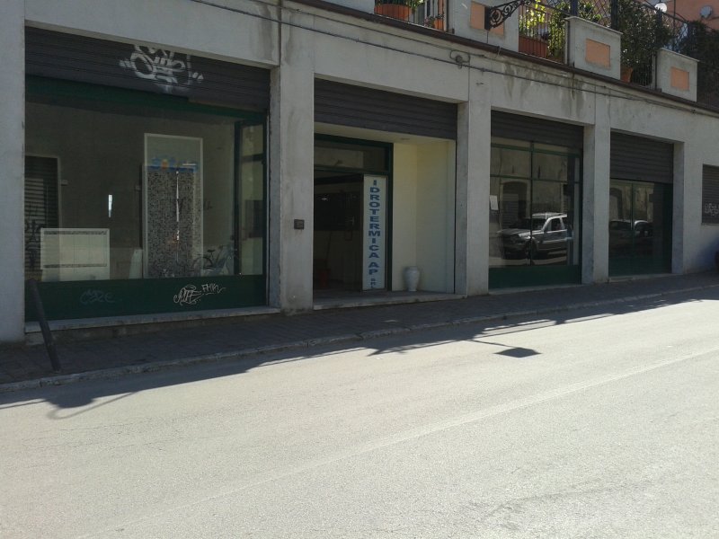 Ampio locale commerciale nel centro a Ascoli Piceno in Affitto