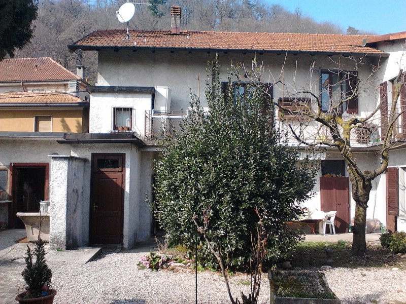 Villa a Bizzarone a Como in Vendita