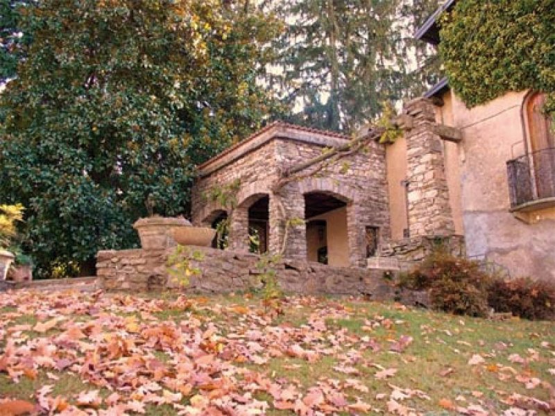 Villa a Buguggiate a Varese in Vendita