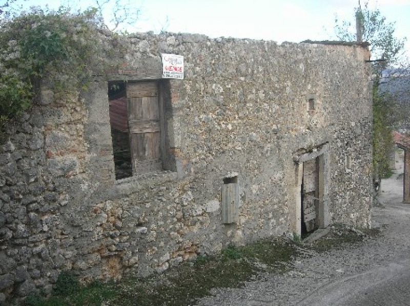 Casale in pietra frazione Spedino a Borgorose a Rieti in Vendita