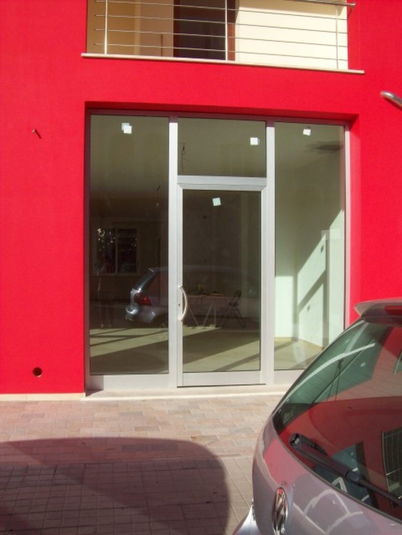 Locale commerciale con due vetrine su strada a Oristano in Affitto