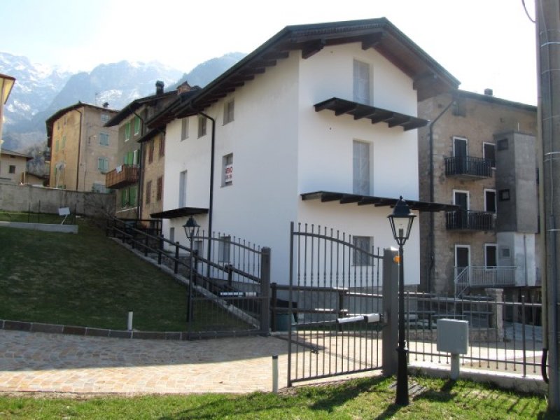 Villa a schiera di testa a Vallarsa a Trento in Vendita