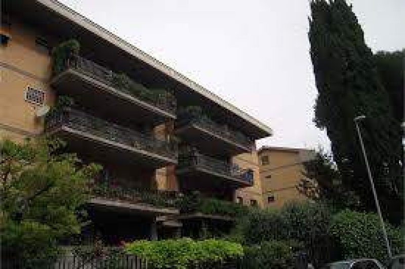 Appartamento con ampia balconata e doppi servizi a Roma in Vendita