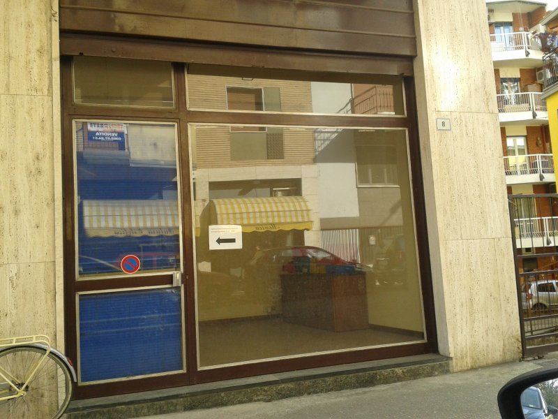 Zona Citt Giardino locale con vetrina a Pavia in Affitto