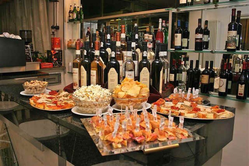 Bar tavola calda con molteplici vetrine a Livorno in Vendita