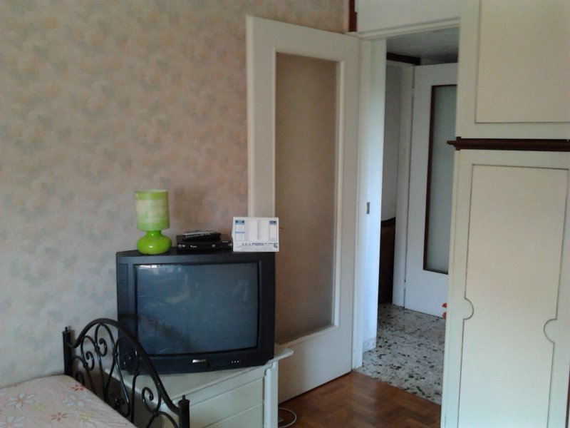 Camera molto comoda in appartamento bilocale a Milano in Affitto