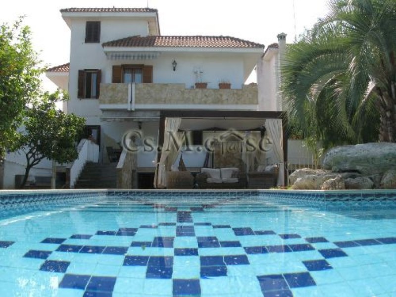 Villa con giardino e piscina in Via Rapolla a Lecce in Vendita