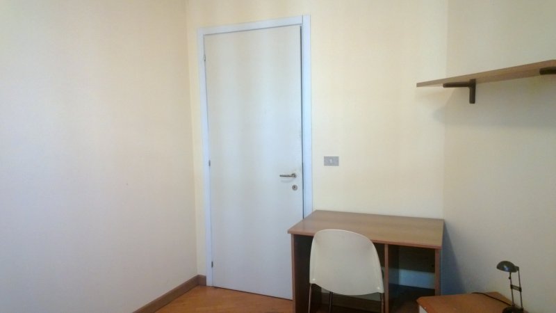 Appartamento composto da due stanze singole a Milano in Affitto