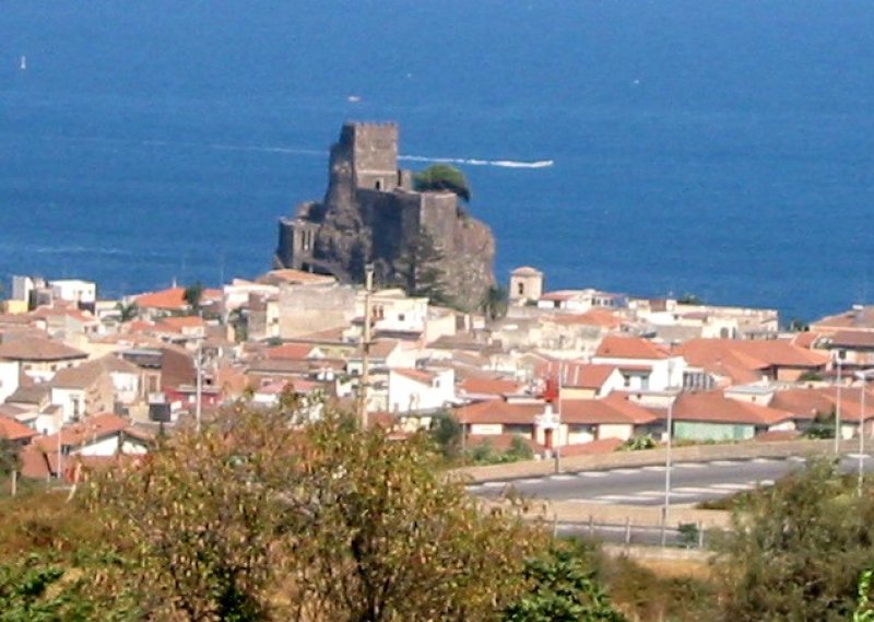 Mansarda vista mare su Aci Castello a Catania in Affitto
