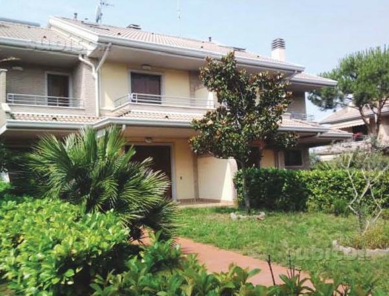 Villa a Lignano Sabbiadoro a Udine in Vendita