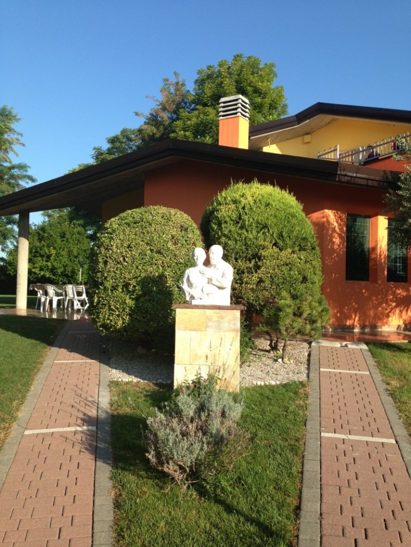 Villa a Castel d'Azzano a Verona in Vendita