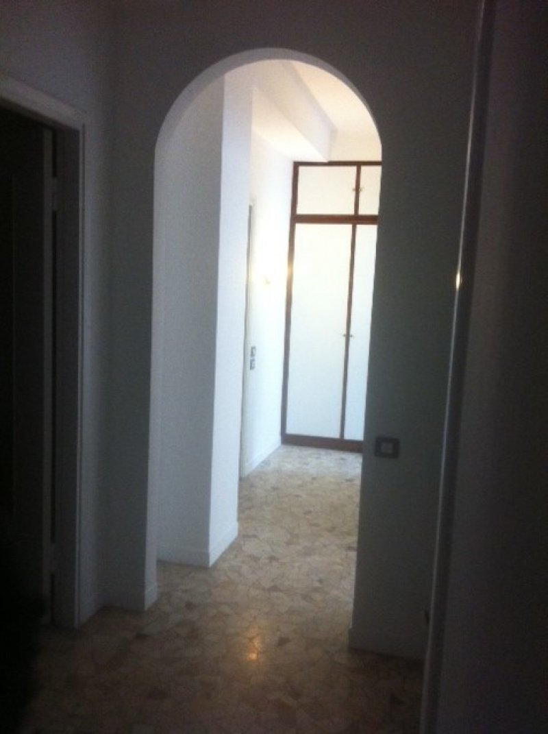 Appartamento ingresso 2 camere bagno a Milano in Affitto