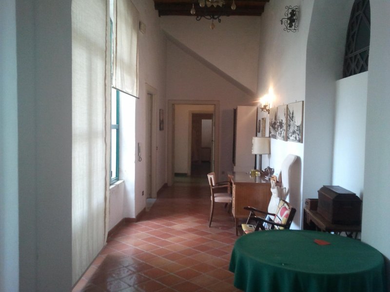 Caratteristico appartamento posto su due livelli a Salerno in Vendita