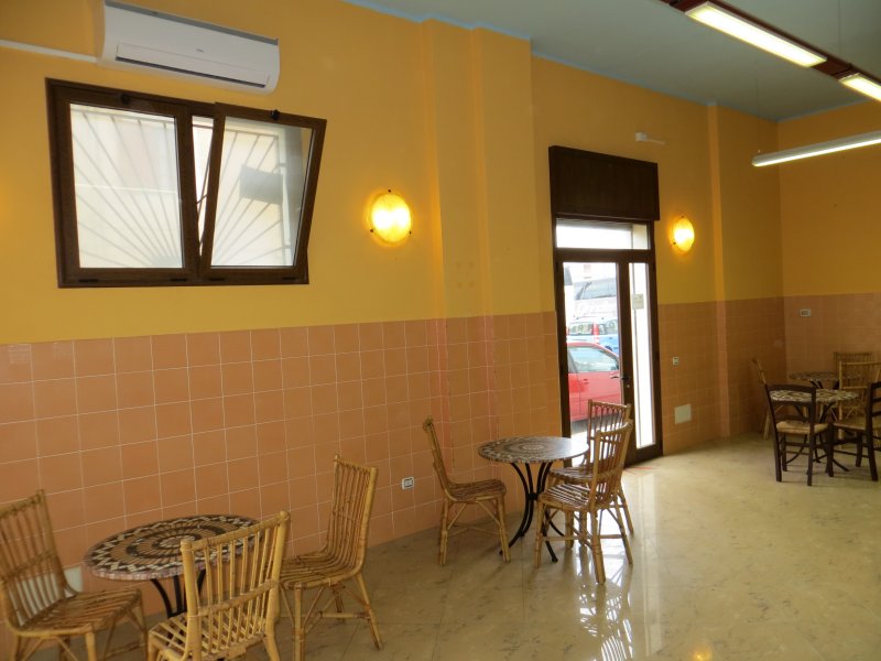 Ideale come negozio bar ad Alghero a Sassari in Affitto