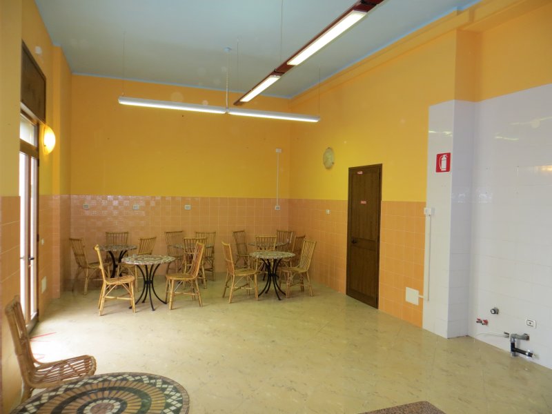 Ideale come negozio bar ad Alghero a Sassari in Affitto