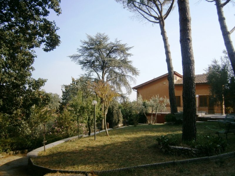Casa colonica indipendente a Fara in Sabina a Rieti in Vendita
