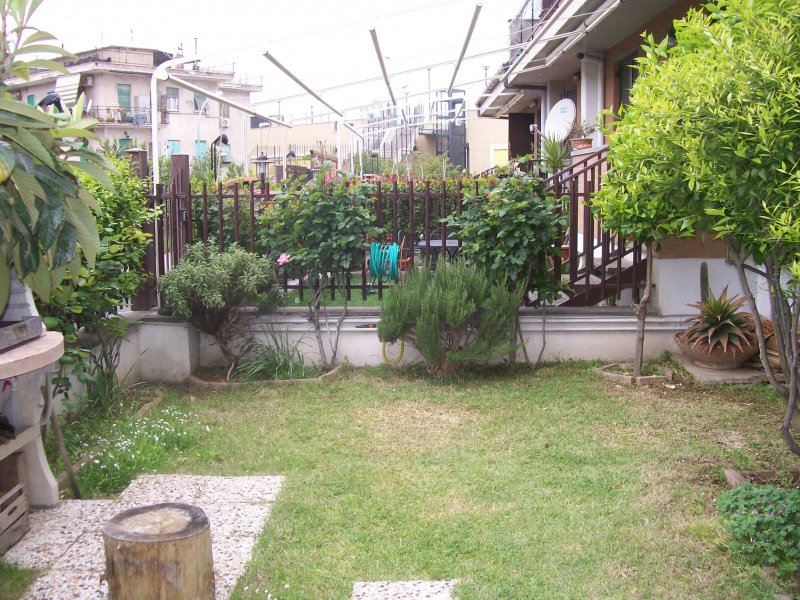 Villino centrale con barbecue e giardino a Roma in Vendita