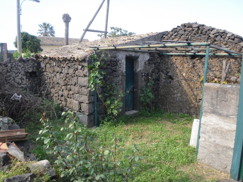 Rustico con terreno coltivato Piedimonte Etneo a Catania in Vendita